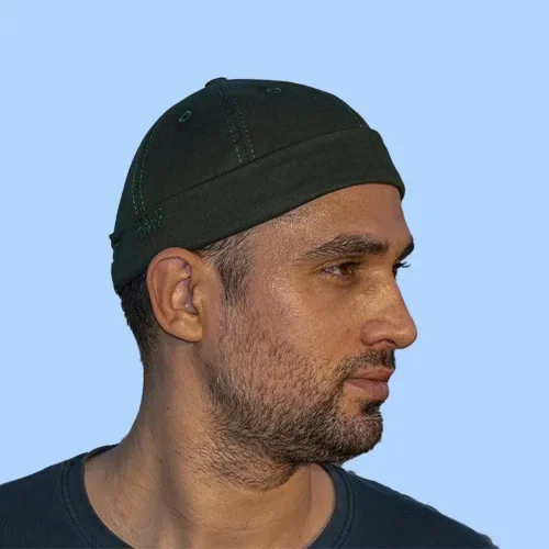کلاه لئونی تابستانی روی سر مدل مردانه با پس‌زمینه شهری
